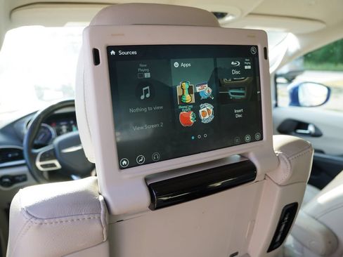 Used 2021 Chrysler Pacifica Touring-L w/ Uconnect Theater Family Group AWD/4WD image 4