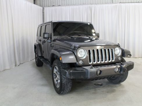 Used 2018 Jeep Wrangler Unlimited Sahara w/ Dual Top Group AWD/4WD image 35