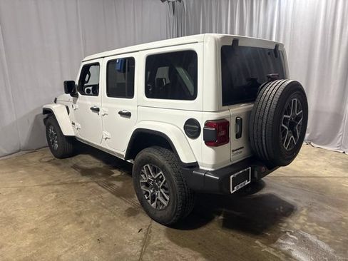 Used 2025 Jeep Wrangler Unlimited Sahara AWD/4WD image 30