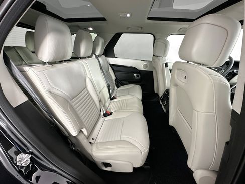 Used 2025 Land Rover Discovery S image 25