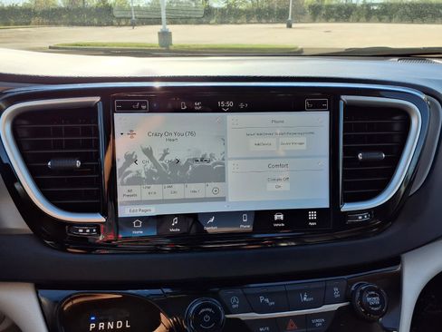 Used 2023 Chrysler Pacifica Touring-L FWD image 21