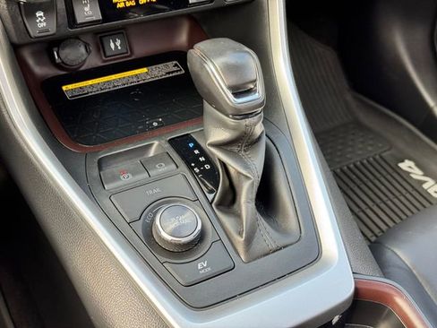 Used 2019 Toyota RAV4 Limited image 28