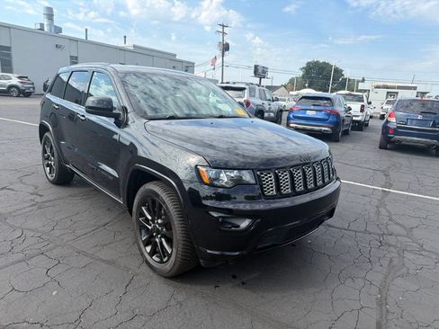 Used 2019 Jeep Grand Cherokee Altitude AWD/4WD image 4