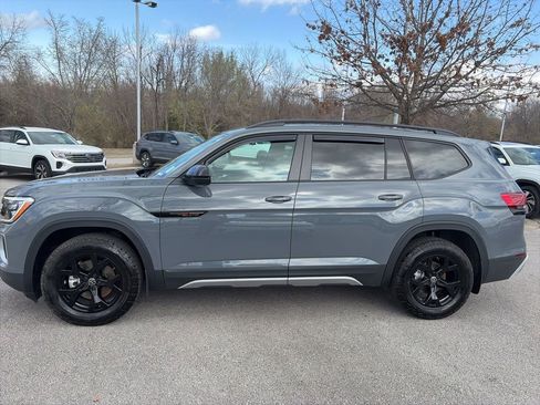 Used 2025 Volkswagen Atlas Peak Edition SE image 4
