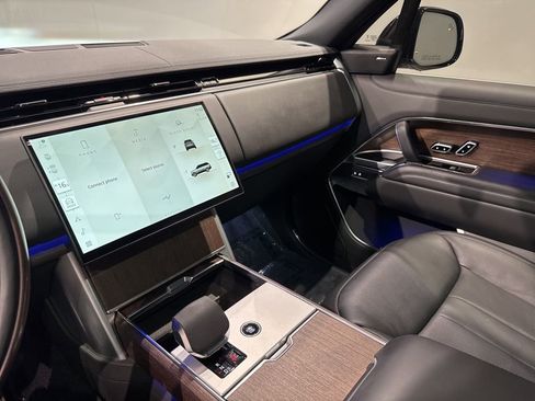 Used 2025 Land Rover Range Rover Long Wheelbase SE image 16