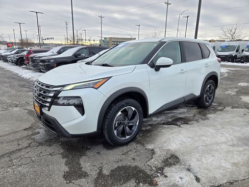 Used 2024 Nissan Rogue SV image 8