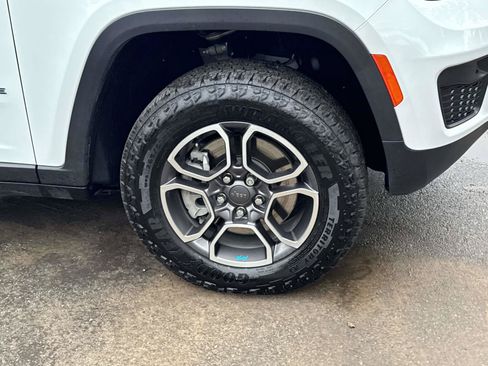 Used 2023 Jeep Grand Cherokee Trailhawk w/ Luxury Tech Group III AWD/4WD image 7