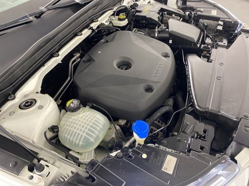 Used 2019 Volvo XC40 T5 Momentum image 35