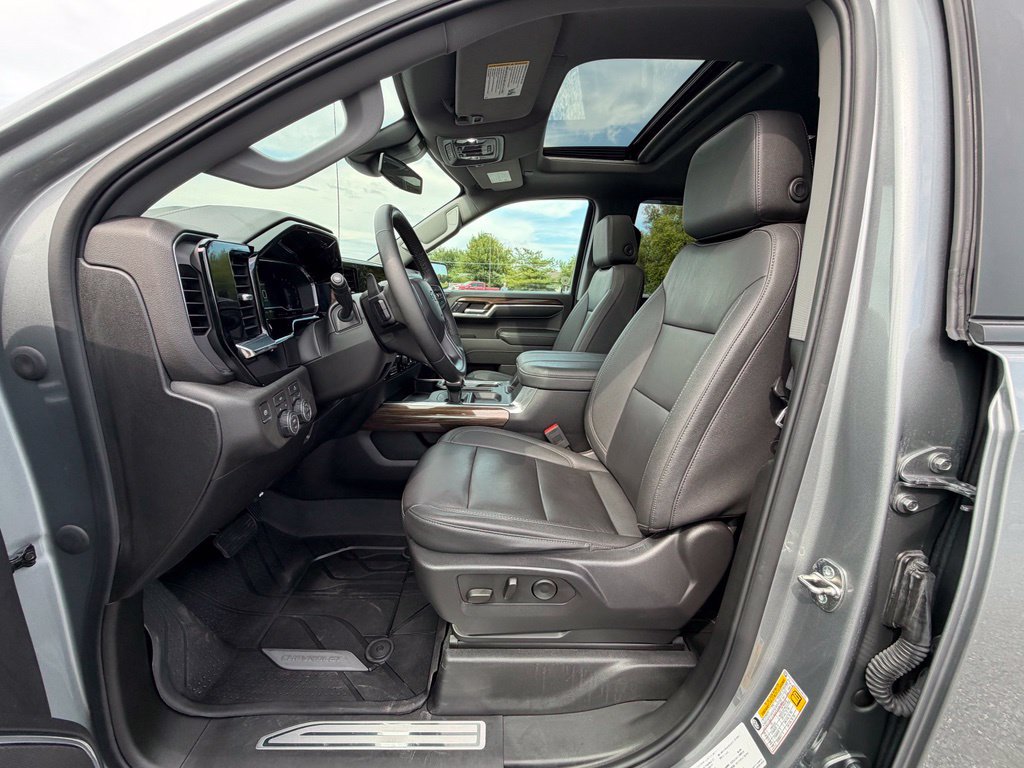 Used 2024 Chevrolet Silverado 1500 RST w/ Redline Edition AWD/4WD image 2