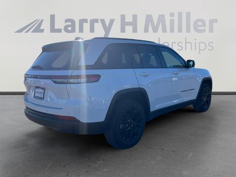 Used 2024 Jeep Grand Cherokee Altitude image 5