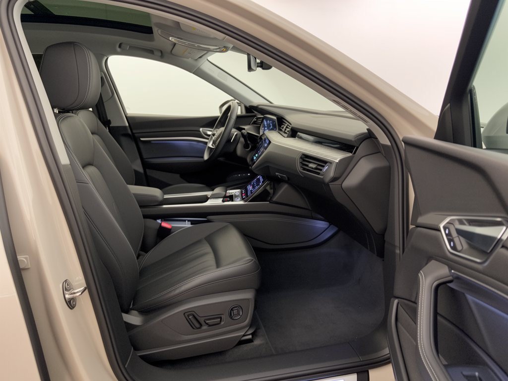 Certified 2022 Audi e-tron Premium Plus w/ Premium Plus Package AWD/4WD image 30