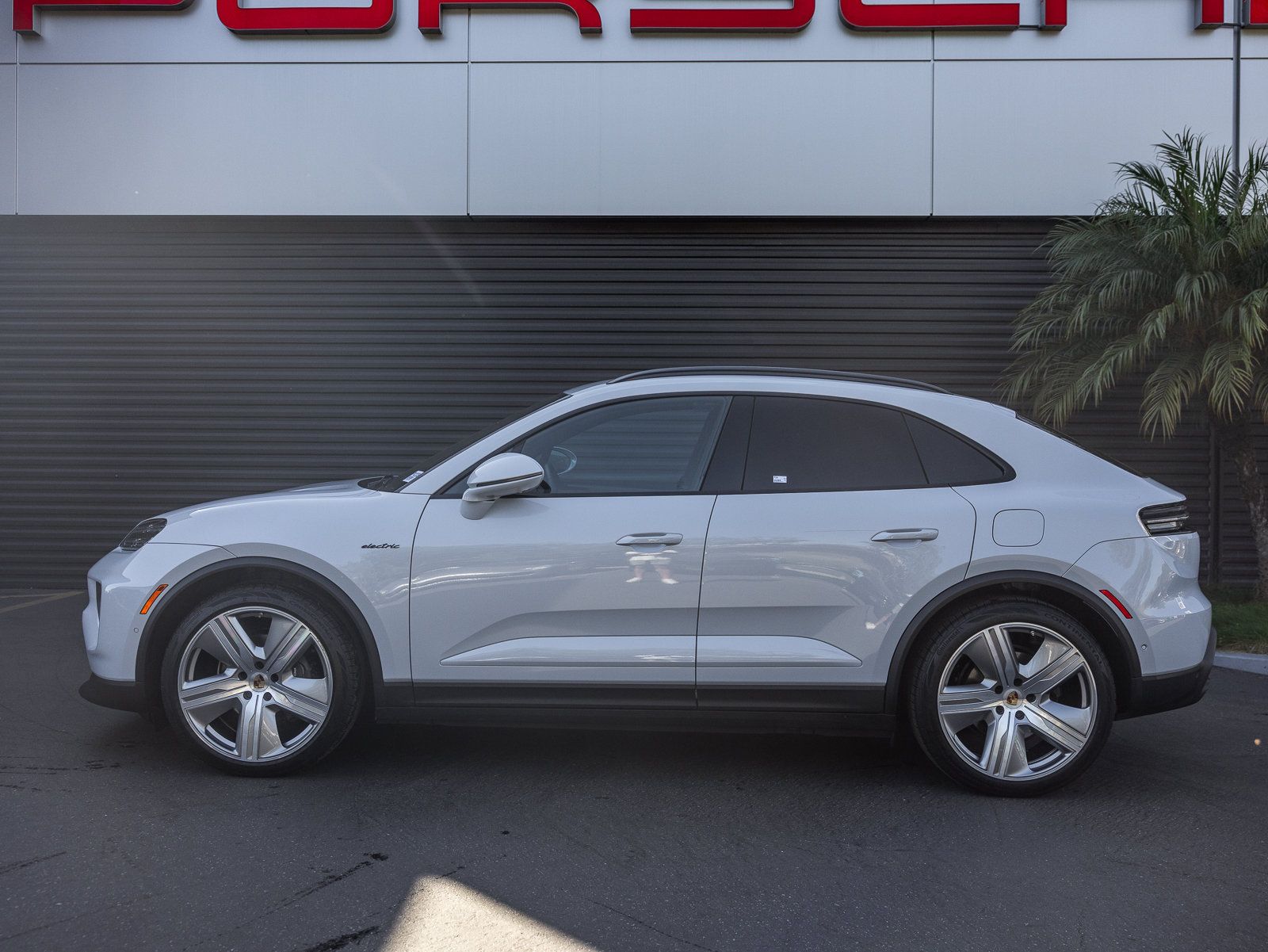 Certified 2025 Porsche Macan 4 Electric AWD/4WD image 2