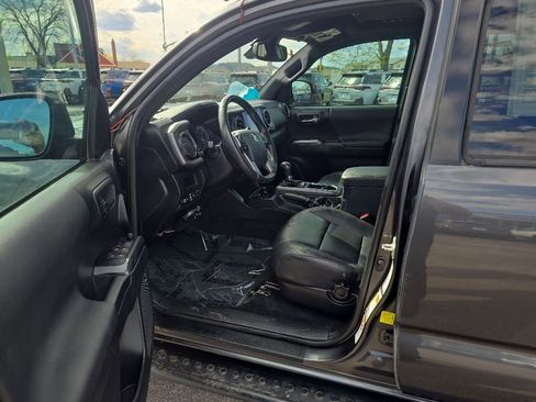Used 2019 Toyota Tacoma TRD Off-Road AWD/4WD image 10