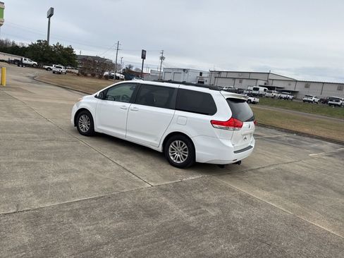 Used 2013 Toyota Sienna XLE image 11