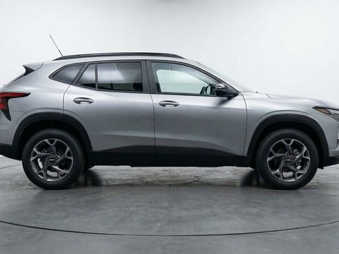 Used 2025 Chevrolet Trax LT FWD image 11