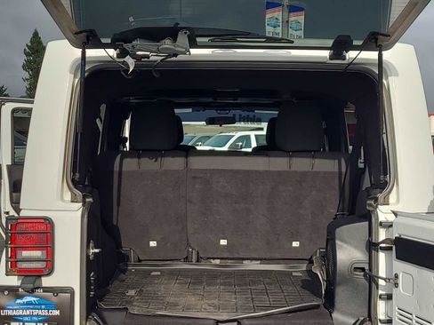 Used 2012 Jeep Wrangler Unlimited Sahara w/ Connectivity Group image 27