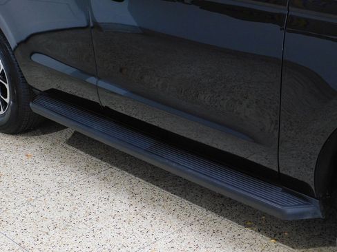 Used 2024 Ford Expedition XLT image 11