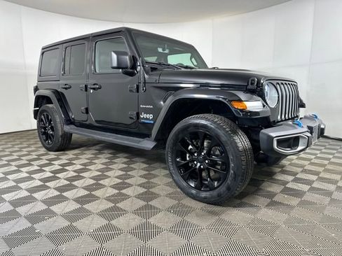 Used 2022 Jeep Wrangler Unlimited Sahara w/ Cold Weather Group image 2