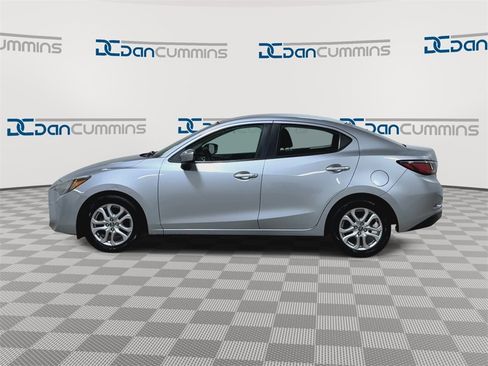 Used 2017 Toyota Yaris iA image 5