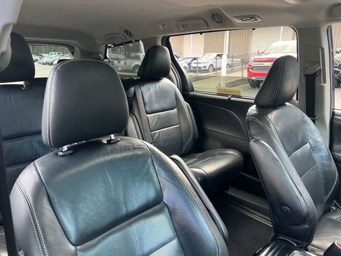 Used 2018 Toyota Sienna SE image 31