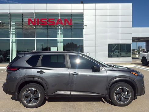 Used 2025 Nissan Rogue SV FWD image 1