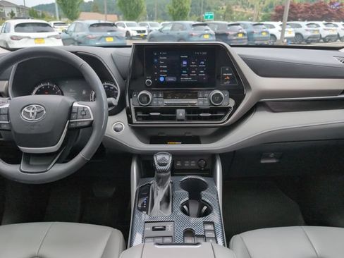 Used 2024 Toyota Highlander XLE AWD/4WD image 13