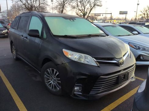Used 2019 Toyota Sienna XLE image 4