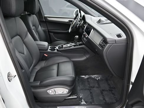 Certified 2026 Porsche Macan AWD/4WD image 29