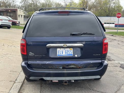 Used 2006 Chrysler Town & Country Touring FWD image 6