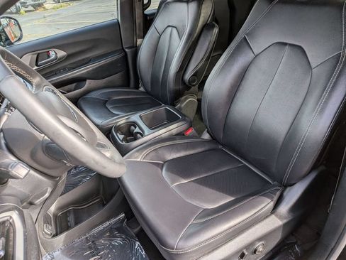 Used 2025 Chrysler Pacifica Select FWD image 15