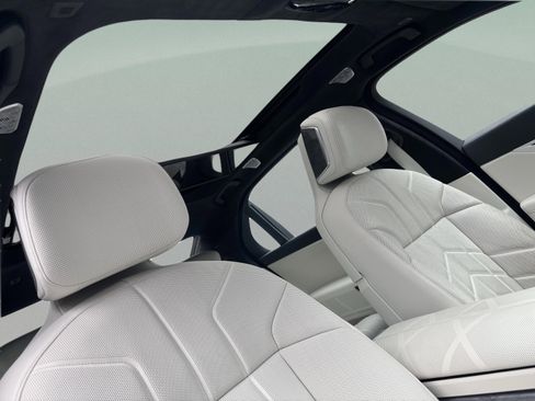 Certified 2024 BMW i7 xDrive60 image 33