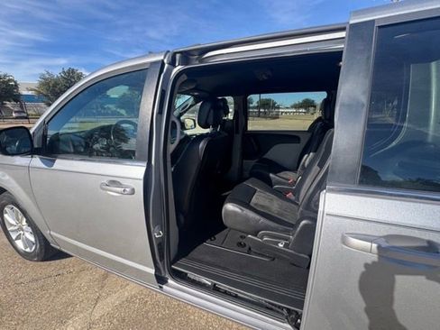 Used 2019 Dodge Grand Caravan SXT image 8