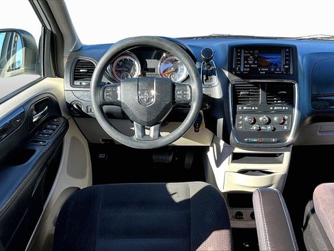 Used 2018 Dodge Grand Caravan SE w/ UConnect Hands-Free Group image 5