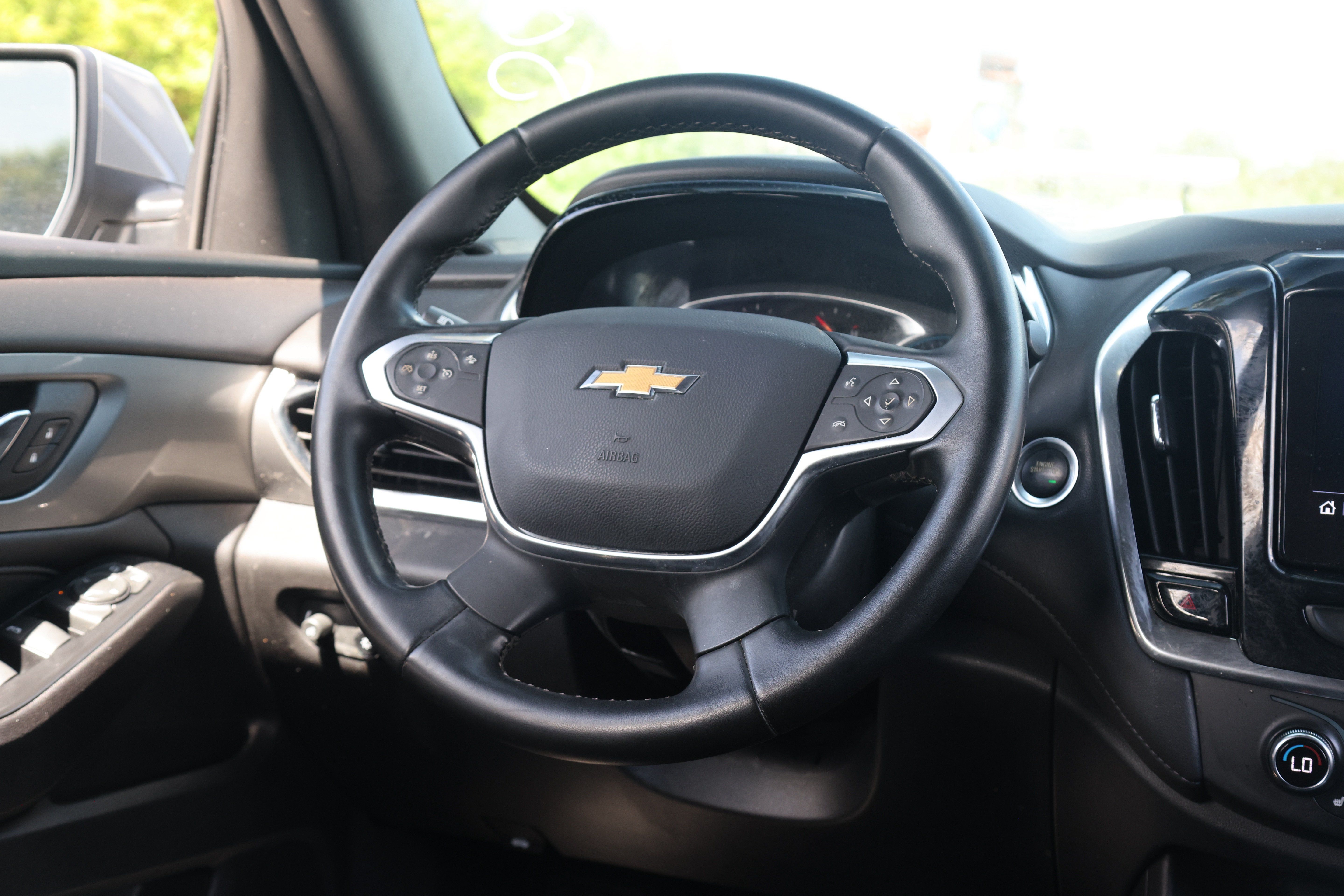 Used 2023 Chevrolet Traverse LT FWD image 7