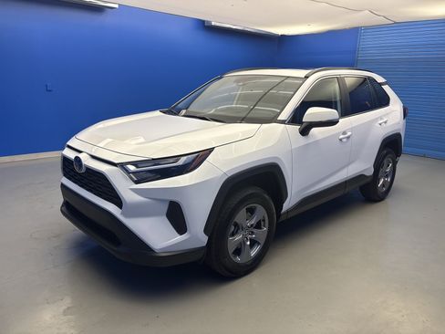 Used 2024 Toyota RAV4 XLE w/ Convenience Package AWD/4WD image 4