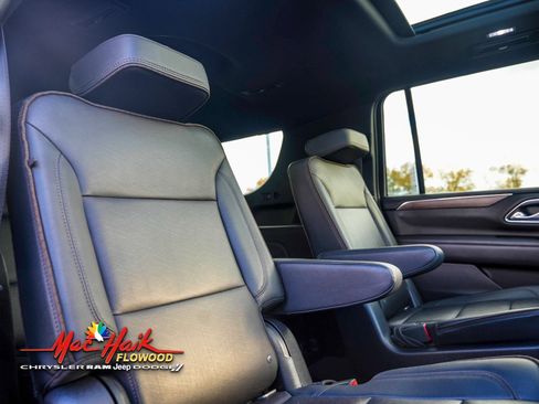 Used 2022 Chevrolet Suburban High Country image 11