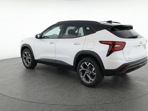 Used 2025 Chevrolet Trax LT w/ LT Convenience Package image 6