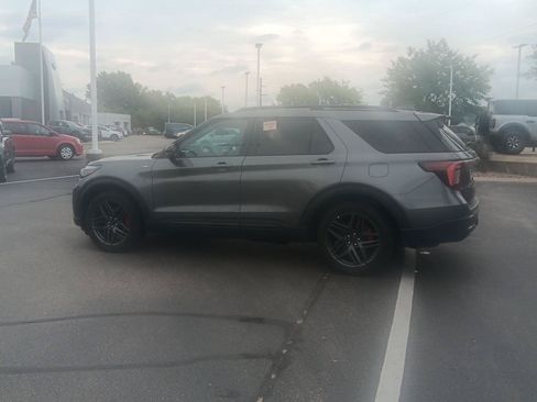 Used 2025 Ford Explorer ST-Line w/ ST-Line Street Pack AWD/4WD image 9