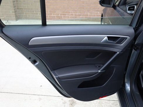 Used 2015 Volkswagen Golf S image 18