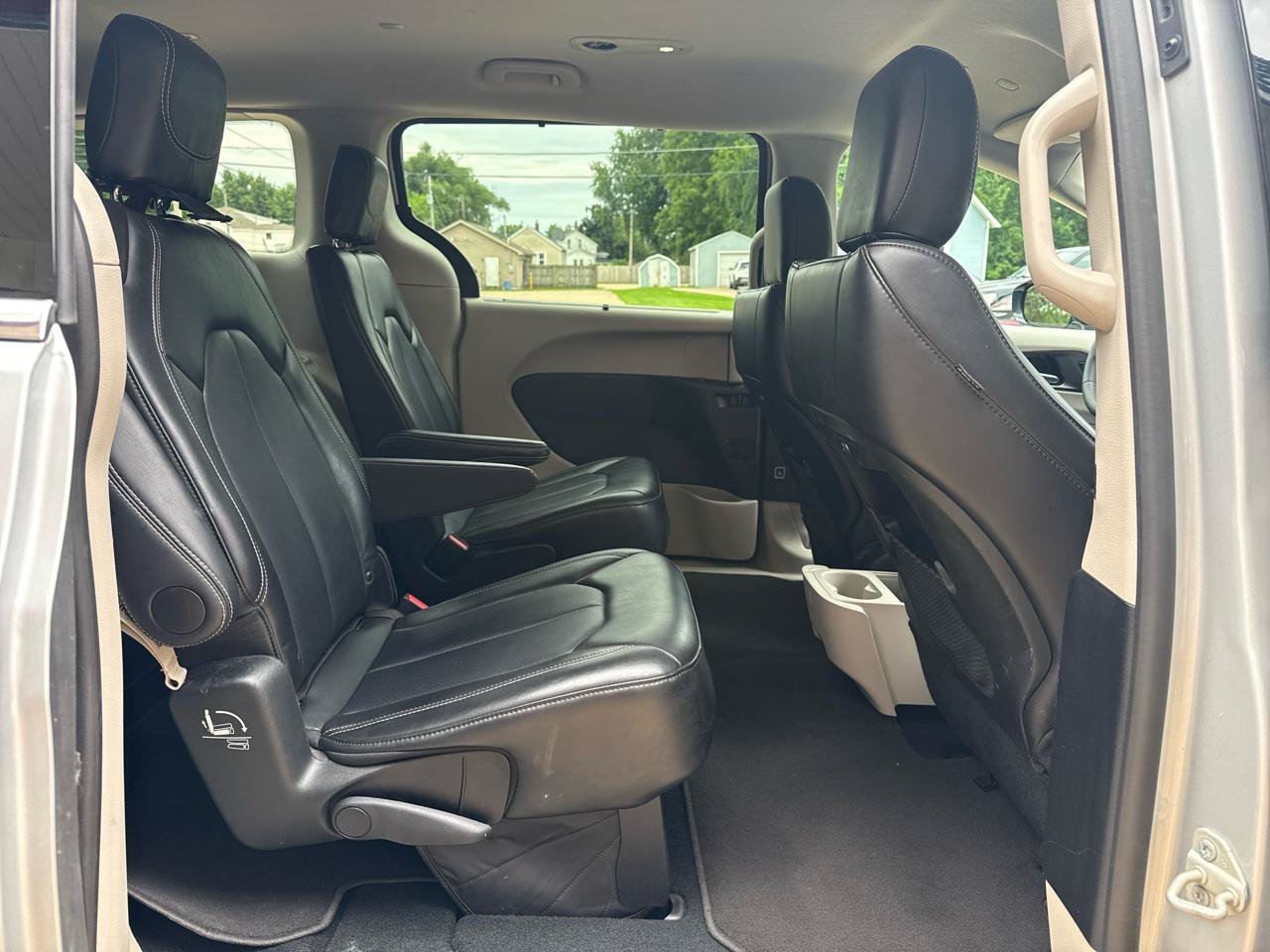 Used 2024 Chrysler Pacifica Touring-L FWD image 23