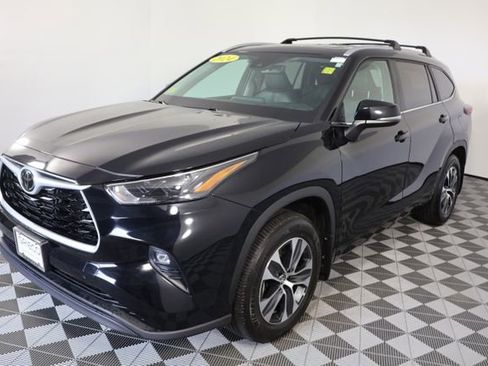 Used 2024 Toyota Highlander XLE AWD/4WD image 4