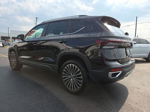 Used 2025 Volkswagen Taos SE image 5