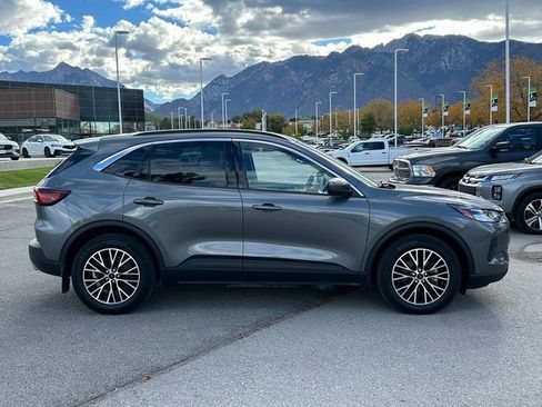 Used 2023 Ford Escape SE w/ Class II Trailer Tow Package image 2