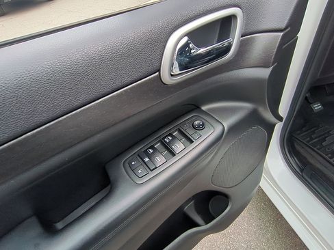 Used 2018 Jeep Grand Cherokee Altitude RWD image 24