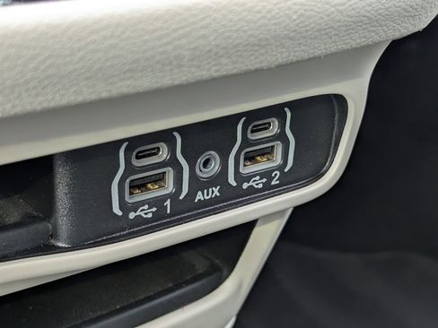 Used 2024 Chrysler Pacifica Touring-L image 22