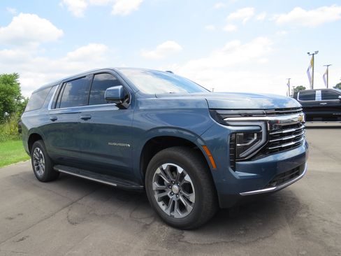 Used 2025 Chevrolet Suburban LT w/ Comfort Package AWD/4WD image 1