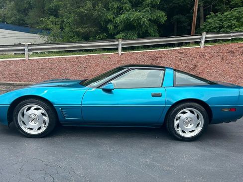 Used 1995 Chevrolet Corvette Coupe RWD image 2
