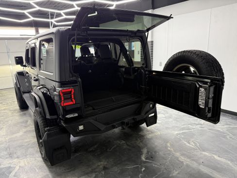 Used 2018 Jeep Wrangler Unlimited Sahara w/ Uconnect 4C Nav & Sound Group AWD/4WD image 9