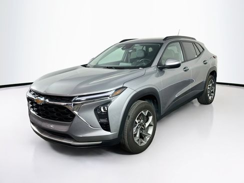 Used 2025 Chevrolet Trax LT w/ LT Convenience Package FWD image 3