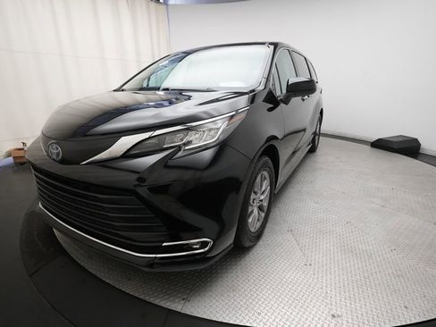 Used 2023 Toyota Sienna XLE FWD image 12